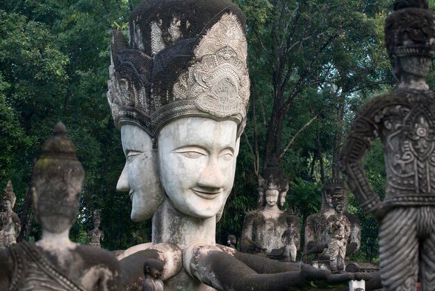 Antiguas estatuas de ídolos junto a los árboles