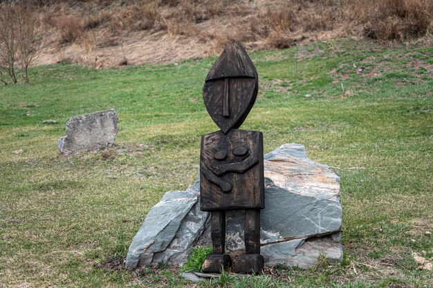 Antiguas estatuas de madera para adorar durante el paganismo símbolo de la adoración de las tribus paganas