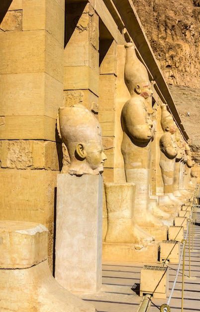 Antiguas estatuas en el templo funerario de Hatshepsut, Egipto