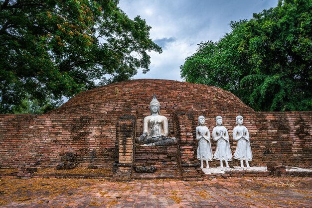 Antiguas figuras de Buda en el templo SRI SUKHOT es un antiguo templo budista en el Palacio Chan es un templo budista Es una importante atracción turística en PhitsanulokTailandia