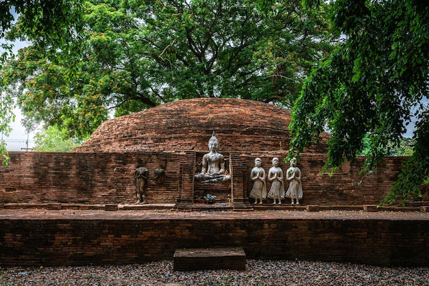 Antiguas figuras de Buda en el templo SRI SUKHOT es un antiguo templo budista en el Palacio Chan es un templo budista Es una importante atracción turística en PhitsanulokTailandia