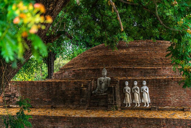 Antiguas figuras de Buda en el templo SRI SUKHOT es un antiguo templo budista en el Palacio Chan es un templo budista Es una importante atracción turística en PhitsanulokTailandia