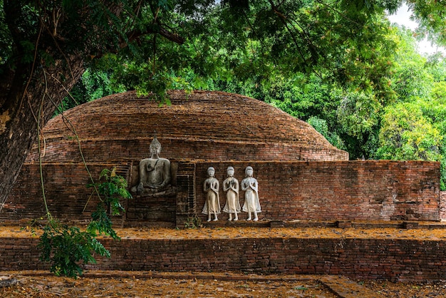 Antiguas figuras de Buda en el templo SRI SUKHOT es un antiguo templo budista en el Palacio Chan es un templo budista Es una importante atracción turística en PhitsanulokTailandia
