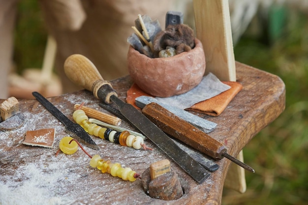 Foto antiguas herramientas vikingas para el procesamiento de piedra en dinamarca
