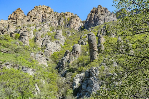 Antiguas montañas altas de piedra caliza de forma redondeada en la neblina de aire. El Valle de los Fantasmas. Demerdzhi. Crimea.