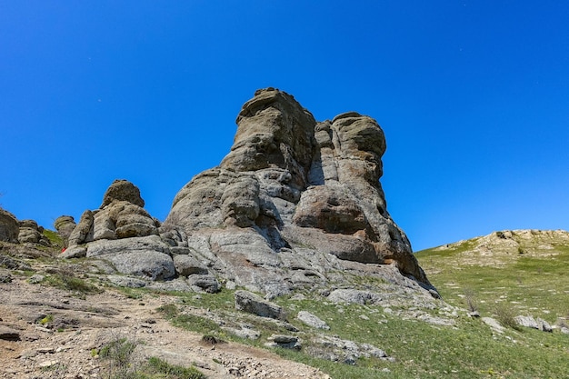 Antiguas montañas altas de piedra caliza de forma redondeada en la neblina del aire El Valle de los Fantasmas Demerji Crimea
