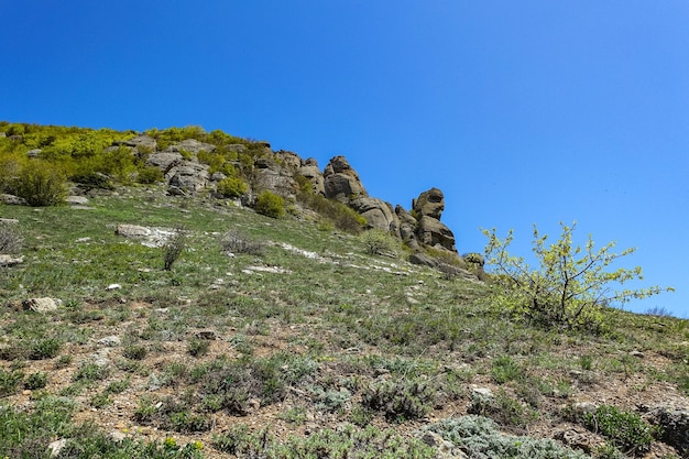 Antiguas montañas altas de piedra caliza de forma redondeada en la neblina del aire El Valle de los Fantasmas Demerji Crimea