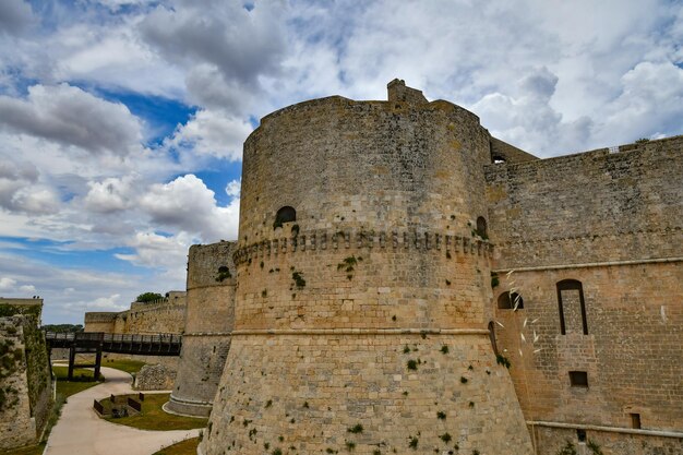 Foto las antiguas murallas que defendían la ciudad de otranto del ataque de los piratas de italia