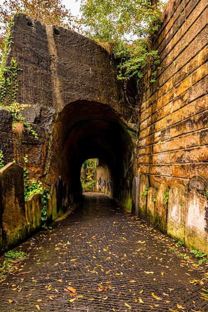 Antiguas paredes en ruinas de una pasarela con túneles en el cementerio de St. James junto a la catedral de Liverpool en Inglaterra