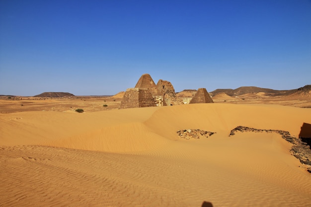 Antiguas pirámides de Meroe en el desierto del Sahara, Sudán