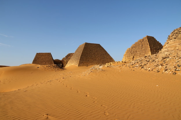 Las antiguas pirámides de Meroe en el desierto del Sahara, Sudán