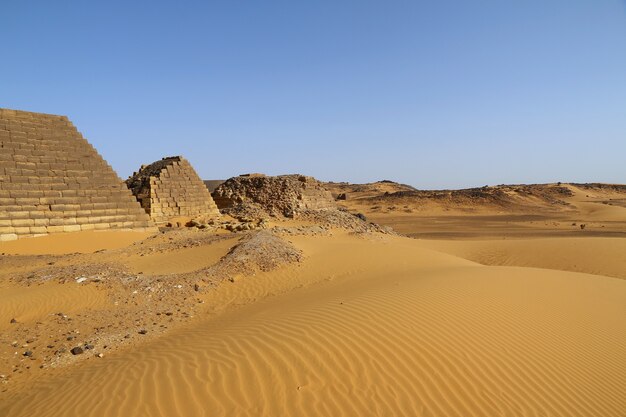 Antiguas pirámides de Meroe en el desierto del Sahara, Sudán