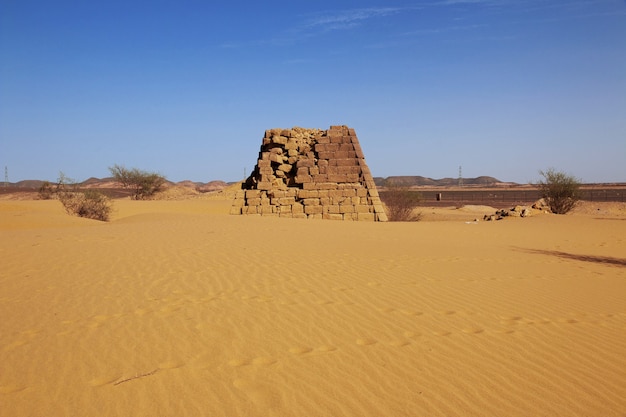 Antiguas pirámides de Meroe en el desierto del Sahara, Sudán