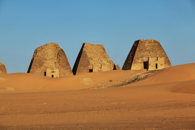 Las antiguas pirámides de Meroe en el desierto de Sudán