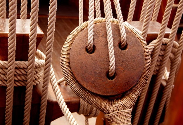 Antiguas poleas y cuerdas para veleros de madera.