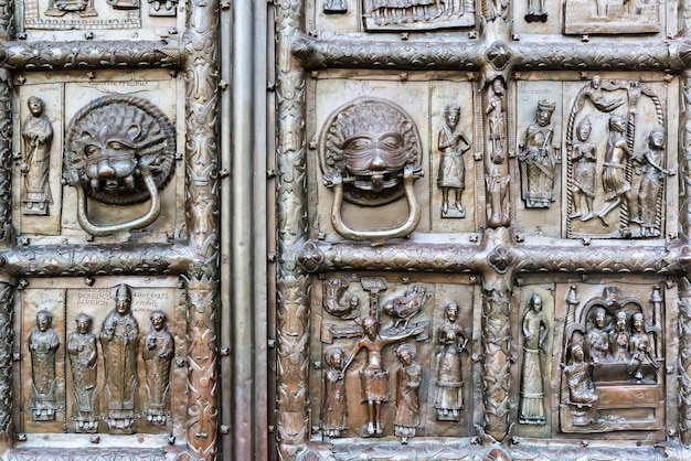 Las antiguas puertas de la Catedral de Santa Sofía en Novgorod