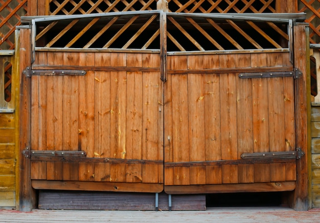 Antiguas puertas de madera bloqueadas con vigas de madera