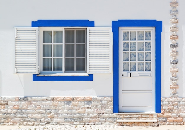 Antiguas puertas y ventanas de arquitectura clásica portuguesa. Colocado en la acera.