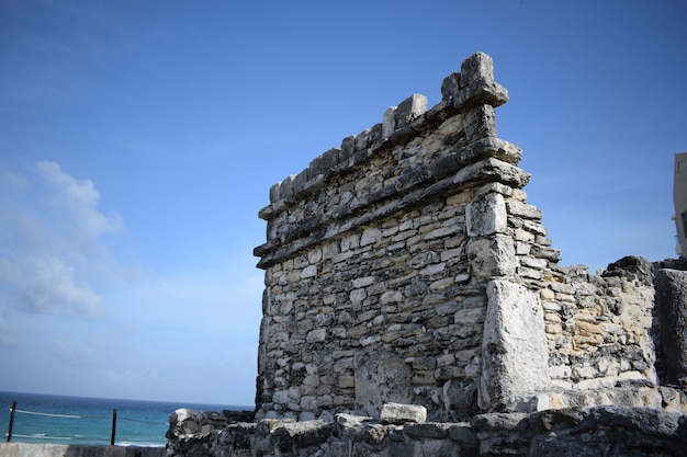 Antiguas ruinas en Cancún y cielo azul