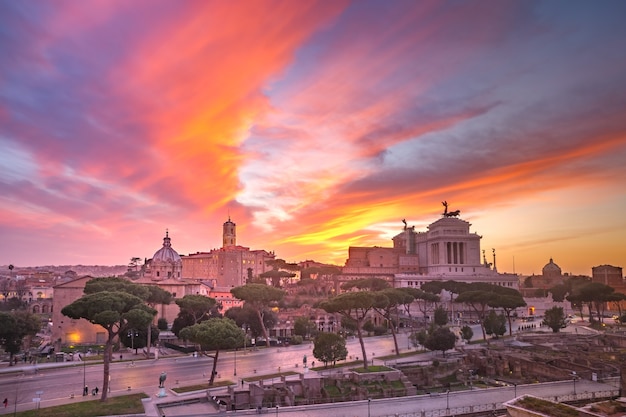 Antiguas ruinas de un Foro Romano o Foro Romano y el Altar de la Patria al amanecer en Roma, Italia.