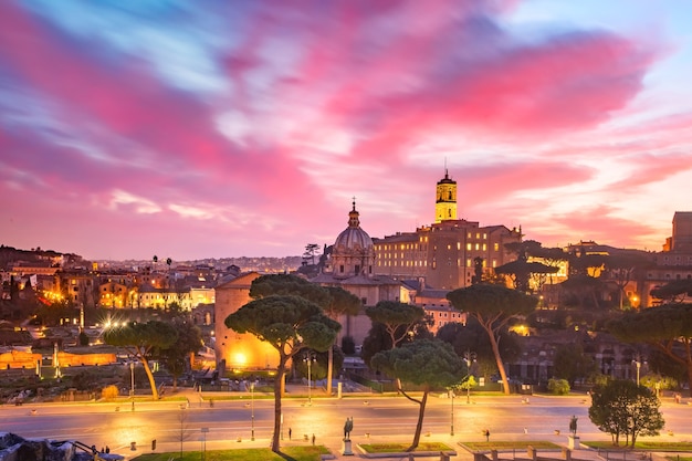 Antiguas ruinas de un Foro Romano o Foro Romano y el Altar de la Patria al amanecer en Roma, Italia.