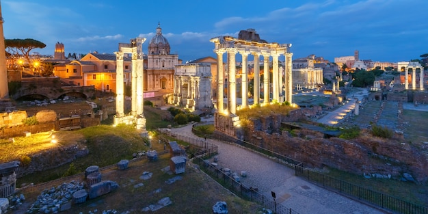 Antiguas ruinas de un Foro Romano o Foro Romano durante la hora azul de la tarde en Roma, Italia. Vista panorámica desde la Colina Capitolina