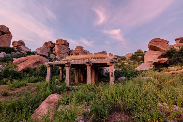 Foto las antiguas ruinas de hampi al atardecer en la india