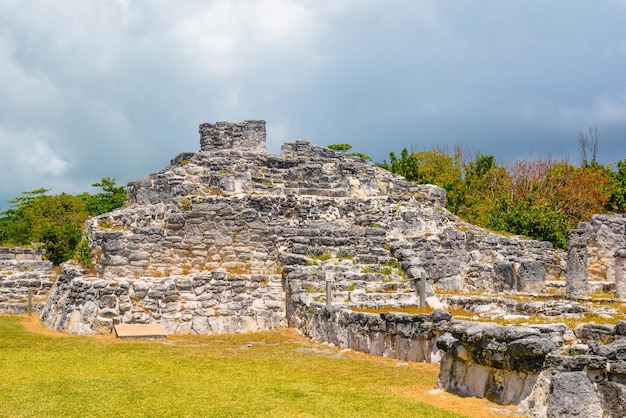 Antiguas ruinas mayas en la Zona Arqueológica El Rey cerca de Cancún Yukatan México