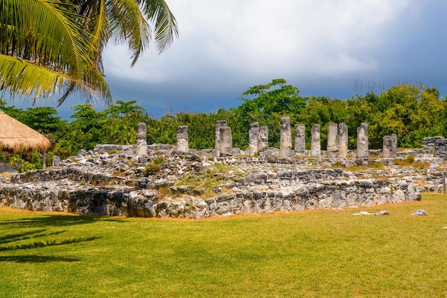 Antiguas ruinas mayas en la Zona Arqueológica El Rey cerca de Cancún Yukatan México