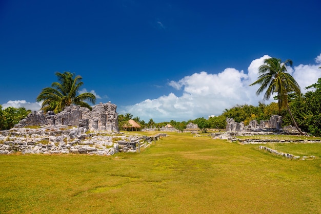 Antiguas ruinas mayas en la Zona Arqueológica El Rey cerca de Cancún Yukatan México