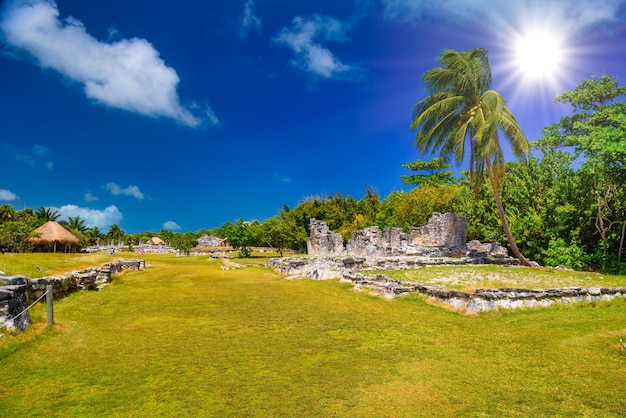 Antiguas ruinas mayas en la Zona Arqueológica El Rey cerca de Cancún Yukatan México