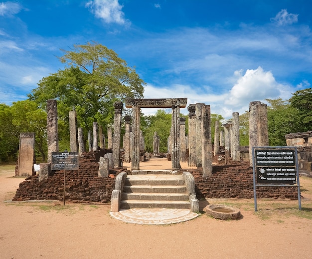 Antiguas ruinas sagradas de Watadagaya en Polonnaruwa Sri Lanka