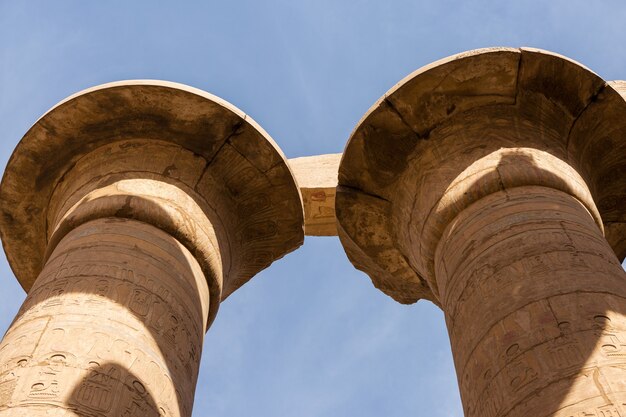 Antiguas ruinas del templo de Karnak en Luxor, Egipto, el mayor complejo de templos de la antigüedad