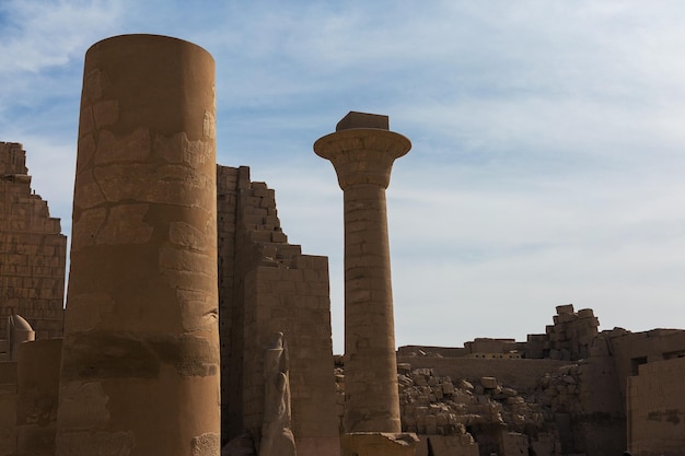 Las antiguas ruinas del templo de Karnak en Luxor, Tebas, Egipto, el complejo de templos más grande de la antigüedad en el mundo, Patrimonio Mundial de la UNESCO