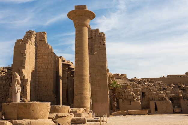 Las antiguas ruinas del templo de Karnak en Luxor, Tebas, Egipto, el complejo de templos más grande de la antigüedad.