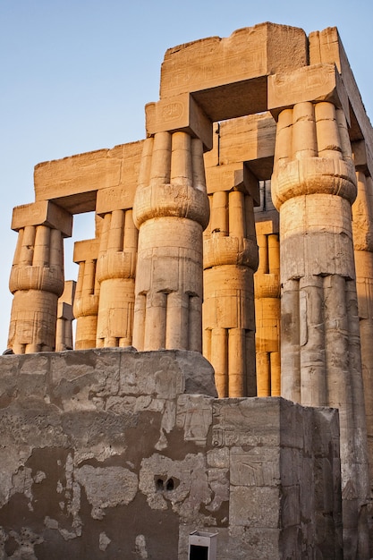 Foto antiguas ruinas del templo de karnak en luxor, tebas, egipto, el complejo de templos más grande de la antigüedad