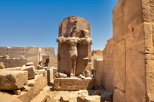 Antiguas ruinas del templo de Karnak en Luxor (Tebas), Egipto. El mayor complejo de templos de la antigüedad en el mundo. Patrimonio Mundial de la UNESCO.