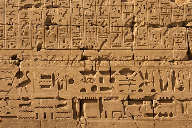 Antiguas ruinas del templo de Karnak en Luxor (Tebas), Egipto. El mayor complejo de templos de la antigüedad en el mundo. Patrimonio Mundial de la UNESCO.