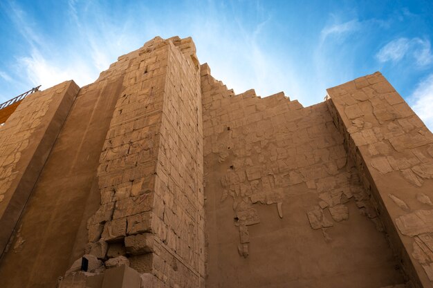 Antiguas ruinas del templo de Karnak en Luxor (Tebas), Egipto. El Patrimonio Mundial de la UNESCO.