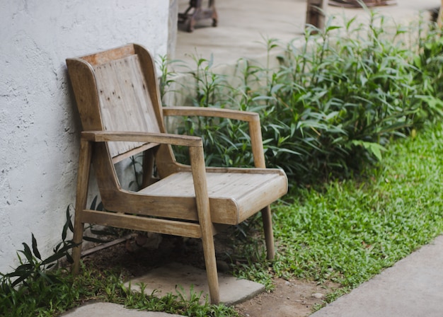 Foto antiguas sillas de madera en el jardín.