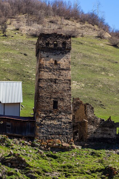 Antiguas torres tradicionales de Svan en Upper Svaneti, Cáucaso