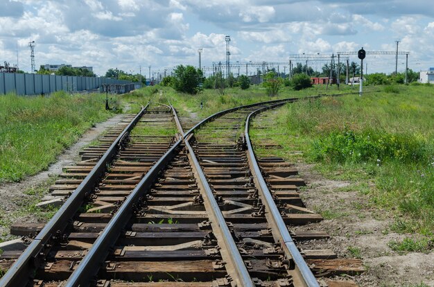 Antiguas vías de ferrocarril que van en diferentes direcciones.