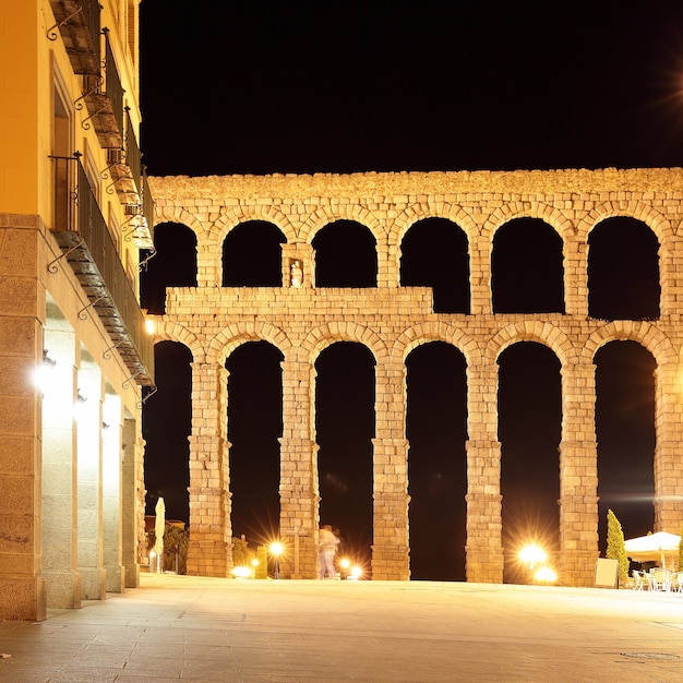 Antiguo acueducto romano en Segovia por la noche, España