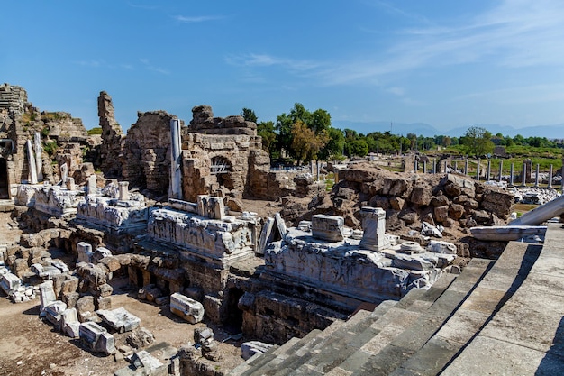 Antiguo anfiteatro desde la antigüedad en la región de Antalya, Side, Turquía.