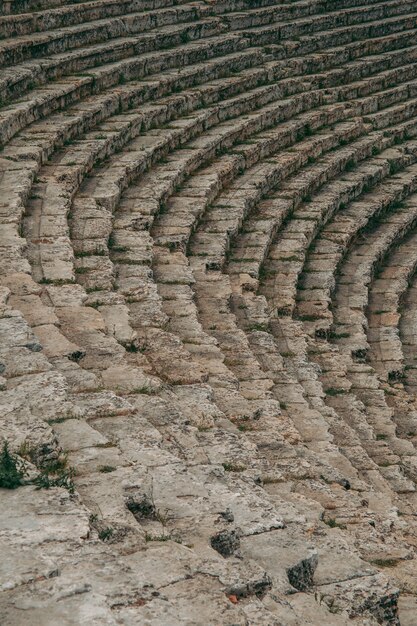 Antiguo anfiteatro romano de piedra bajo el cielo abierto en Pamukkale en Turquía