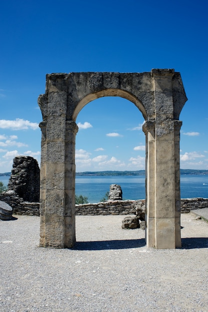 Antiguo arco junto al mar