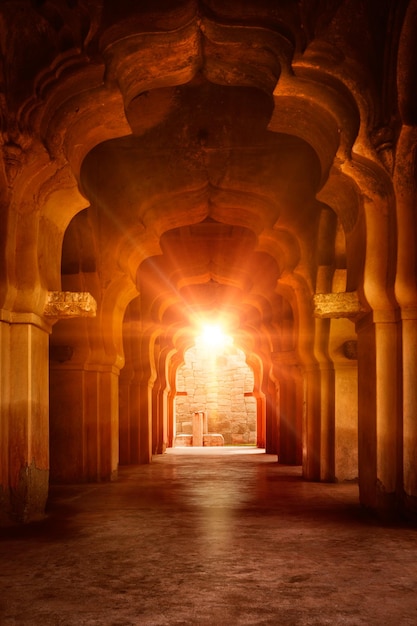 Foto antiguo arco en ruinas en el antiguo palacio al atardecer en la india