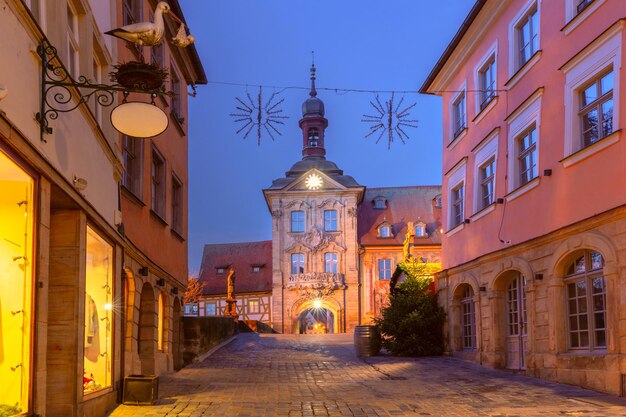 Antiguo ayuntamiento o Altes Rathaus y Puente Superior en el casco antiguo a la hora azul Bamberg Baviera Alemania