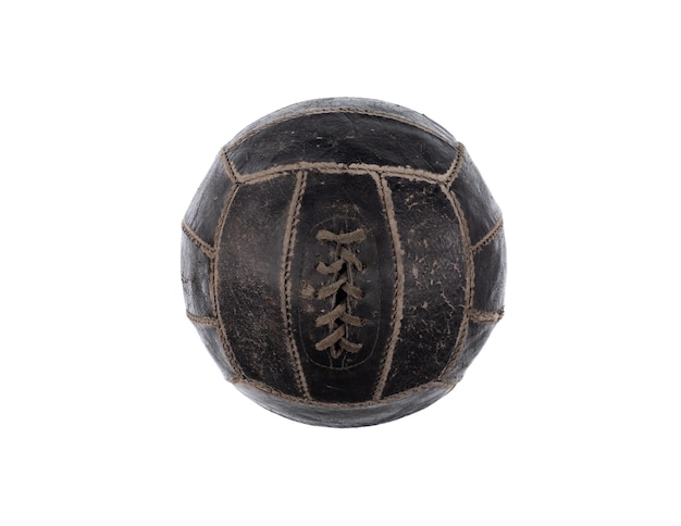 Antiguo balón de fútbol de cuero negro aislado sobre fondo blanco.