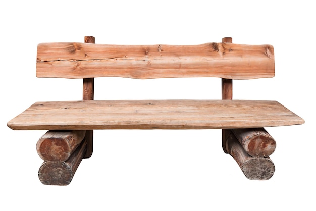 Antiguo banco de madera sobre un fondo blanco.